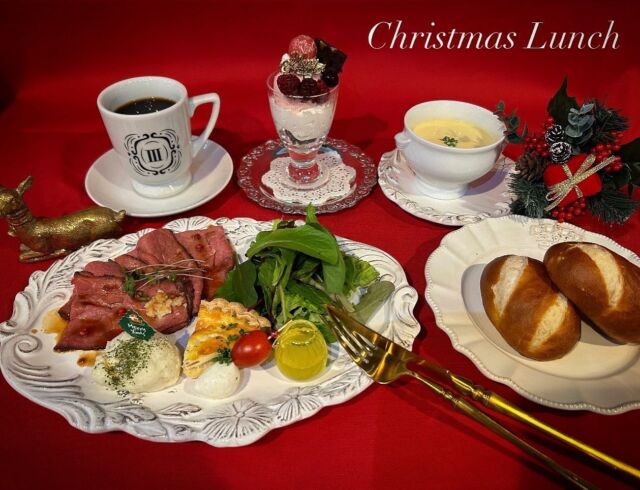 .
Christmas Lunch 🎄
ドリンク&デザート付
¥1.650- (税込)
※ドリンク¥440-内よりお選び下さい。

⭐︎パーティラウゲンパン(ドイツパン)
⭐︎コーンスープ
⭐︎サラダ
⭐︎ローストビーフ 
⭐︎モッツァレラ&ミニトマトのピンチョス
⭐︎ポテトサラダ
⭐︎チーズとベーコンのキッシュ

(デザート)
⭐︎チョコブラウニーパフェ

~期間~
12月1日(金)〜12月25日(月)まで。
今年のクリスマスはCAFETHREEで過ごしてみませんか？❤️
皆様のご来店お待ちしております✨

……………………………………………
#CAFETHREE#平野区ランチ#平野区カフェ#平野区#くりすます #クリスマスランチ #大阪カフェ #大阪ランチ 
……………………………………………

CAFE THREE (カフェ  スリー)
大阪府大阪市平野区長吉六反2-13-10
▶︎open  10:00〜15:00 (L.O.14:30)
※お席のご予約承ります。
ご予約・お問い合わせは06-6777-7188まで