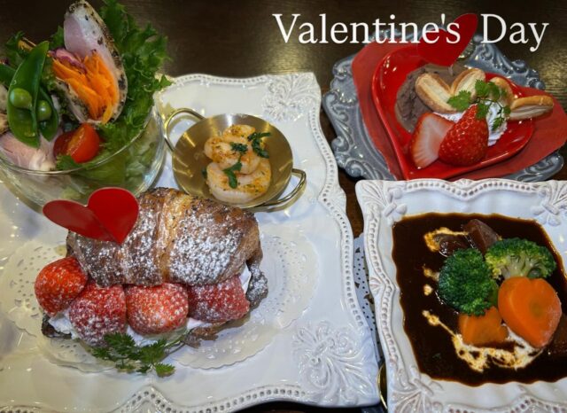 .
いつもご利用頂きありがとうございます。

❤️バレンタインプレート❤️
　ドリンク付　¥2.480-（税込）
【内容】
・あんこギッフェリいちごホイップサンド
・黒胡椒のショルダーハムとフリルレタスのサラダ
・ガーリックシュリンプ
・ビーフシチュー
・デザート（チョコレートアイス）

【ご予約期間】
2026年1月23（金）～1月28日（水）15時迄
・インスタDM
・ライン予約
・電話予約

【ご提供期間】
2026年2月3日（火）～2月25日（水）
※CAFETHREE 2月営業日内

バレンタインデーが14日ですが、営業日数が少ない為、2月営業日内でご提供させて頂きます🫶
皆様のご予約お待ちしております。