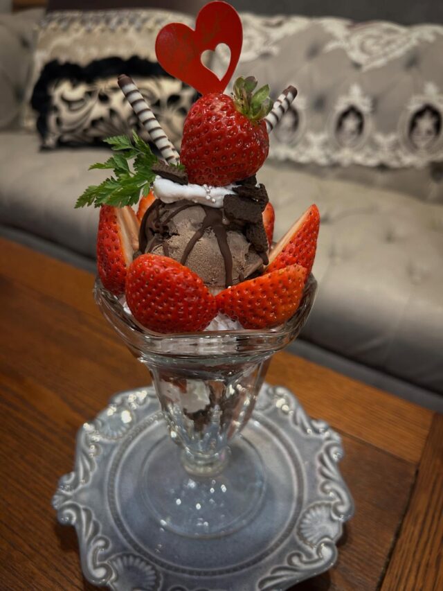 .
こんばんはCAFE THREEです。

期間限定バレンタインパフェ❤️
2月10日（火）からご提供となります。
グラスにはチョコグラ、ホイップ、チョコバウム、チョコレートアイス、イチゴ、オレオクッキーと巻チョコでトッピング✨
ラズベリーソースがアクセントになっています。

パフェ単品¥1.680-（税込）
プラス¥250-でドリンクセットにできます⭐️

食後にお手頃なミニパフェもございます。
（ミニパフェな内容が変わります）

皆様のご来店お待ちしております😊