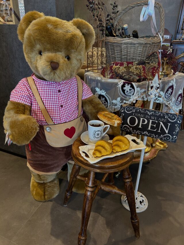 .
本日よりハーマンベアちゃんが皆様をお迎えいたします。

当店のクロワッサン🥐プレッツェル🥨いかがですか？

皆様のご来店お待ちしております

……………………………………………
#大阪カフェ #平野区ランチ  #ハーマンテディ #ハーマンテディベア 
……………………………………………

CAFE THREE (カフェ  スリー)
大阪府大阪市平野区長吉六反2-13-10
▶︎open  10:00〜15:00 (L.O.14:30)
※お席のご予約承ります。
ご予約・お問い合わせは06-6777-7188まで