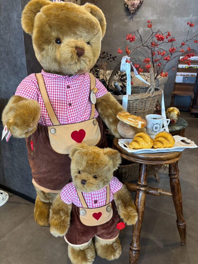 .
おはようございます。CAFE  THREE です。
新しく小さなハーマンテディを迎えました🐻🩷
お揃いの服がかわいい、、、🩷
是非会いにきてください！！