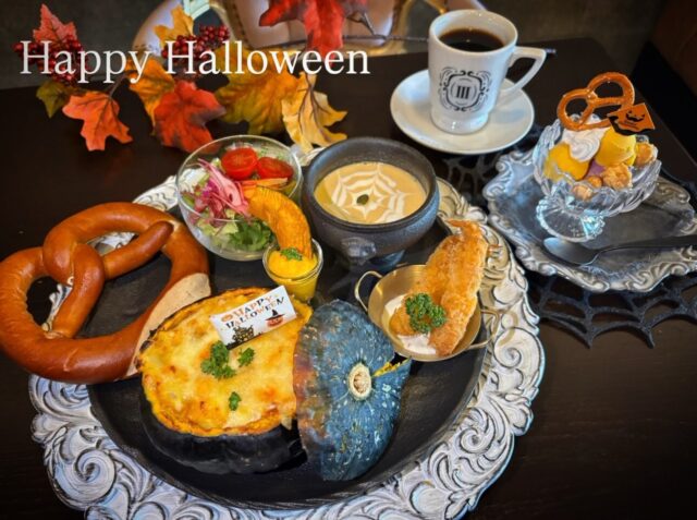.
いつもありがとうございます。
CAFETHREEです🥐

🎃HAPPY HALLOWEEN🎃
10月6日(火)よりハロウィンプレートが始まります。
全部で限定30食予約制でのご提供となります。
メインは北海道産の手の平サイズの
坊ちゃんかぼちゃを器にして焼き上げた、かぼちゃとペンネのグラタンです🫶
バターインプレッツェル🥨との相性が良いんです😋
デザートは紅芋アイスに蜜芋ポップコーンとプレッツェルをトッピングしました。
この時期にしか味わえないハロウィンプレートいかがですか？

🎃ハロウィンプレート👻
ドリンク・デザート付
¥2.680-（税込）

※数量限定のため、定数になり次第受付終了となります。
皆様のご来店お待ちしております🥳